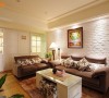 大尺度的沙发与旧家具的配置，设计师精拿空间比例完美融入。