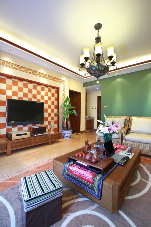 客厅图片来自家装大管家在墨绿色芳香 97平绚丽民族风家居的分享
