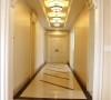 走廊是错层空间主卧门改到走廊尽头做成双开门，体现主人门第高贵，走廊设计错落吊顶，客户说好像有点卢浮宫的感觉。