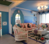 客厅蓝白主调的色彩，清新宜人的味道，浪漫隽永，温馨小资生活的体现。还有出彩的条纹的沙发，大爱惨了！