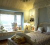 木质吊顶和条纹墙纸的搭配，使整个房间更为温馨，床的衬托更为和谐自然。