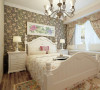 卧室采用田园壁纸与客厅相呼应。各空间采光良好功能结构合理。