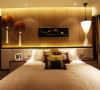 主卧室可选用了深木色，金色丝制布料结合光线的变化，创造出内敛谦卑的感觉。
