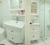 纯白的卫浴空间，使用贝壳亮面与银色、金属质感的马赛克砖，让场域增添视觉的惊喜感