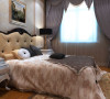 仿皮高床，结构简练，线条流畅，色彩富丽艺术感强的床头小柜，整体给人感觉华贵优雅，十分庄重。