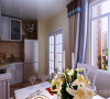 餐厅同样选用白色家具，配上极具田园风格的坐垫，配上优雅的窗帘，给人温馨的感觉。