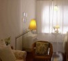 简单的一居室，巧妙的落地灯，薄纱的窗帘，为卧室注入了轻松、随意的元素，使整个空间在明媚中蕴涵着沉静的气息。