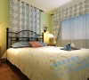 卧室：蓝色花纹窗帘很好的点缀了地中海风格的卧室，独特的锻打铁艺床头与台灯也是有着地中海风格的鲜明特征。