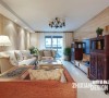欧式典雅的沙发，新中清丽的木色，现代流畅的线条，中式繁复的雕花...从客厅开始，设计的清丽之风便恰到好处的得以鲜明的显现出来