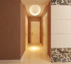 卧室相对的走廊空间采用椭圆吊顶让单调的走廊空间更加有造型感。也增加了整体空间的造型感主卧室采用复合木地板