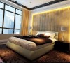 米色软包的床头背景墙配上米色的窗帘，壁纸，给您一个舒适，安心的睡眠环境。