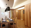 室内空间除了採用大量的木头材质，电视墙面特选橄榄绿的清新装饰客厅一角，也利用吊柜来延伸空间的视觉感受
