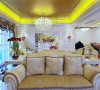 客厅简欧风格沙发，吊顶灯带金碧辉煌。