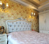 次卧室的床同样是简欧公主风，双门衣柜小巧玲珑，床头柜上的金象增添贵族气质。