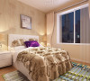 卧室的色调也为温馨优雅的浅咖啡色，舒适的床品，温暖的灯光，营造出一个很好的休憩空间。