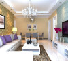 客厅区域的沙发选择拐角布艺沙发，沙发颜色选用了比较时尚大方的白色，靠垫选用了紫色和浅灰色搭配来点缀空间，茶几选择了白色烤漆材质，地毯就选择了浅咖啡色的舒适地毯来呼应空间，及时尚又大方。