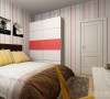 卧室简约而不简单，竖条墙纸颜色鲜艳，灵动跳跃感极强。另一个卧室，墙面花纹墙纸，通过配饰的搭配营造出一种温馨的气氛。