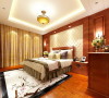 主人的卧室床头背景采用软包和木质结合，一软一硬的对比，均和之美得到合适的体现。自然元素的地板配合着中式图案的丝绸床品，静静流淌着的是中式的美。