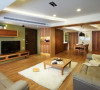 室内空间除了採用大量的木头材质，电视墙面特选橄榄绿的清新装饰客厅一角，也利用吊柜来延伸空间的视觉感受