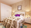 卧室的色调也为温馨优雅的浅咖啡色，舒适的床品，温暖的灯光，营造出一个很好的休憩空间。