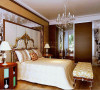 床头背景用软包，花镜，石材来设计，使卧室更加华贵。