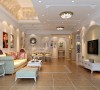 客厅以简约的线条代替复杂的花纹，采用更为明快清新的颜色，既保留了古典欧式的典雅与豪华，又更适应现代生活的休闲与舒适。