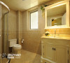 卫生间：干湿分区，浴盆精美的造型，设计靓丽的梳妆镜。