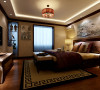 主卧室的中式元素的软装更是空间的亮点，与墙面的荷花水墨画相得益彰，顶面简洁的吊顶结合实木线打造一个温馨的睡眠空间。