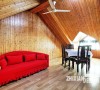 阁楼的设计远远超出了预想，全方位无死角的木板铺陈，层层叠叠，大红色的弧型沙发，黑色的中式桌椅，黑色与红色的视觉差，营造出极具视觉冲突的画面感。