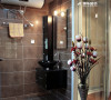 主卧内的卫生间设计简洁，明亮通透的玻璃隔墙，郁金香娇艳欲滴，平添妩媚。