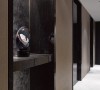 入内的廊道动线结合橡木、大理石与银箔打造角落艺廊。