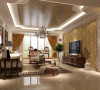客厅呈现出典雅的氛围，把整体的一个空间控制在简欧的一个风格。