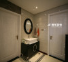 由于卫生间面积较小，因此浴室柜被放置到卫生间外。经典的黑白配，演绎出现代简约的独有优雅风采。