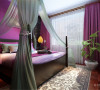 主卧室的色彩比较艳丽，大部分以紫色为主，这是根据家里女主人的喜好而定的，主卧室的床也是带帘幔的，床头背景墙运用了软包的造型，软包的两边是通顶的实木花格板