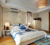 卧室温馨的色调搭配鲜明的蓝色对比强烈，效果出彩。
