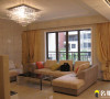 简欧风格220平温馨三居室雅居客厅：采用的是白色与黄色的色彩搭配，强调的是气韵、质感与浪漫的柔性美。