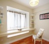 简单的家具搭配花朵墙纸，体现整体而统一的效果半开放式的整体厨房越来越受年轻人的欢迎，更是小居室打造通透空间的首选大面积的落地窗配上素白的纱帘，轻巧浪漫。
