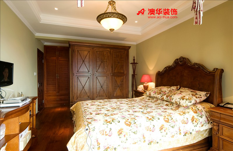 美式风格 日月华庭 卧室图片来自用户5193438255在日月华庭158平复古与奢华的分享