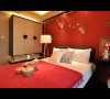 中式奢华装修风格--红红的卧室，映衬着空间