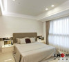 卧室造型更为简约精致，但是中央空调的低调奢华是不会被人忽略的，简约而不简单。