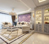 沙发背景墙部分采用高贵梦幻紫的软包，搭配欧式布艺家具，成功营造了温馨舒适的家具空间；地面的设计层次丰富但不繁琐，点到为止。