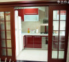 很有现代感的厨房，中国红的橱柜正好与餐厅的风格结合，简洁、大方、实用。