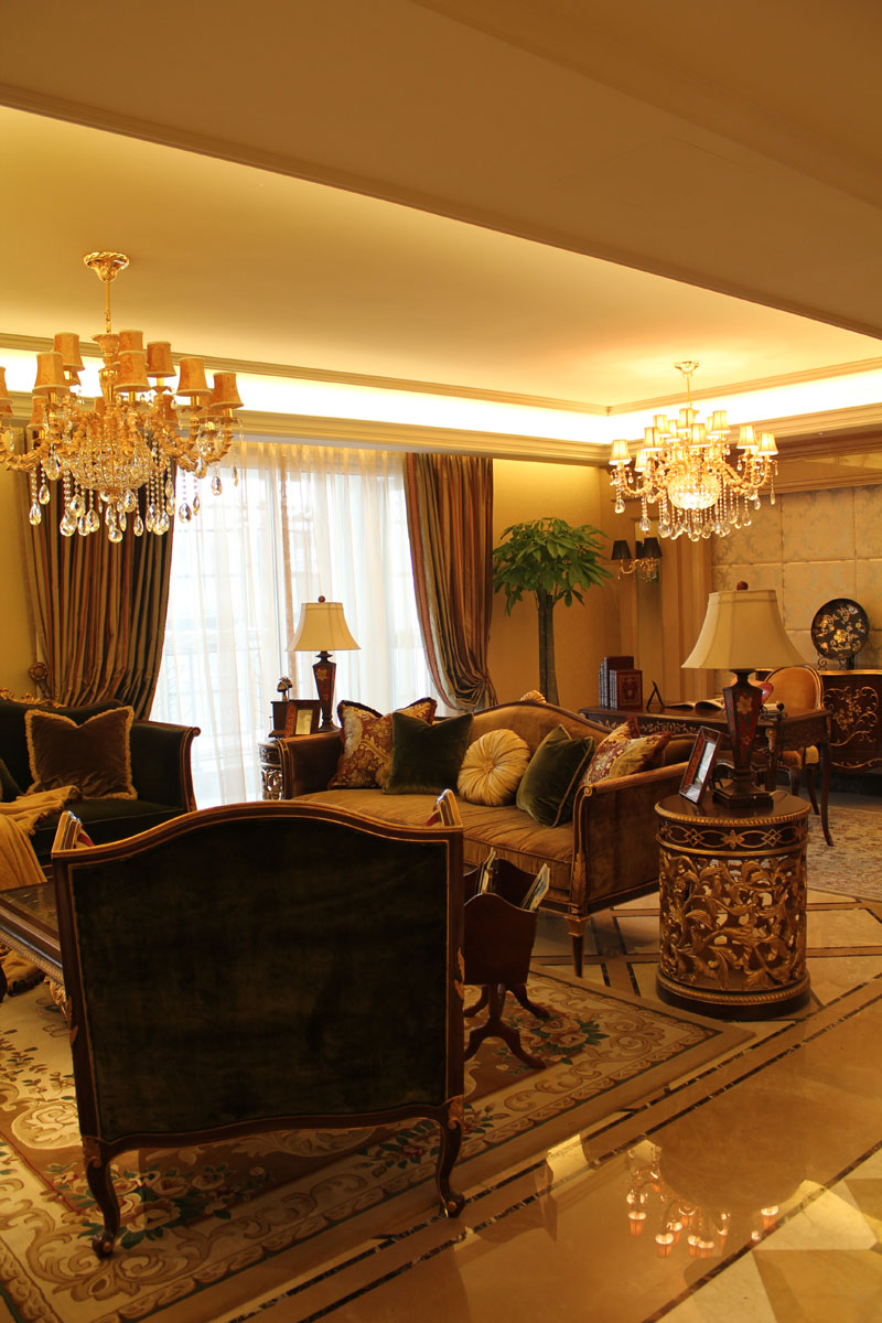 客厅图片来自潍坊万泰装饰在震撼样板间 320平奢华欧式别墅的分享