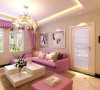 沙发背景墙是以画为主，整个空间的软装都是以紫粉色为主，草篮和画是起点缀作用，整个起居室是以浅色为主
