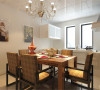 餐厅和厨房相通，采用铝扣板集成吊顶，与客厅地板通铺，石材墙面。