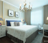 主卧室的色调为白色为主的暖色，搭配软包和中式花格，增加了中式的韵味，造型优美的简约床，白色博古架，让这个空间充满浪漫的新中式生活气息。