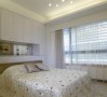 白色基底的房间，主要以系统柜规划，让实用功能与视觉清爽并存。