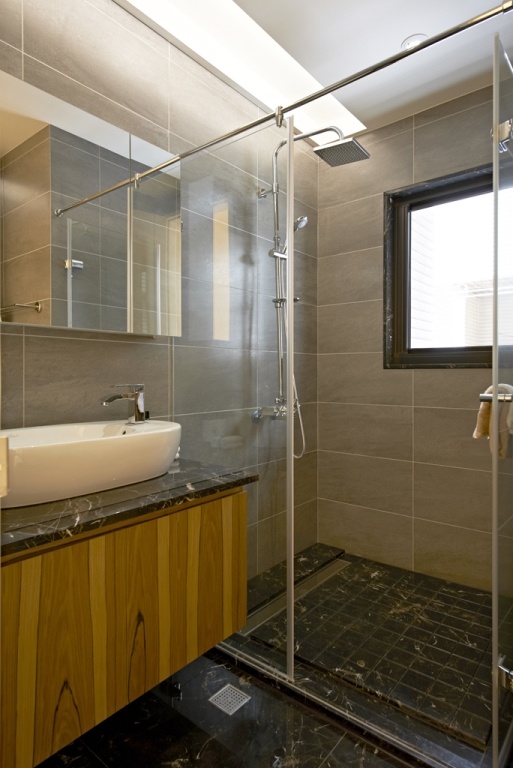 卫生间图片来自家装大管家在140平穿透性现代感三居室的分享