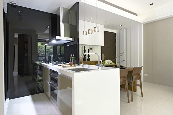 厨房图片来自家装大管家在140平穿透性现代感三居室的分享