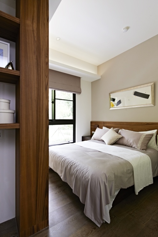 卧室图片来自家装大管家在140平穿透性现代感三居室的分享